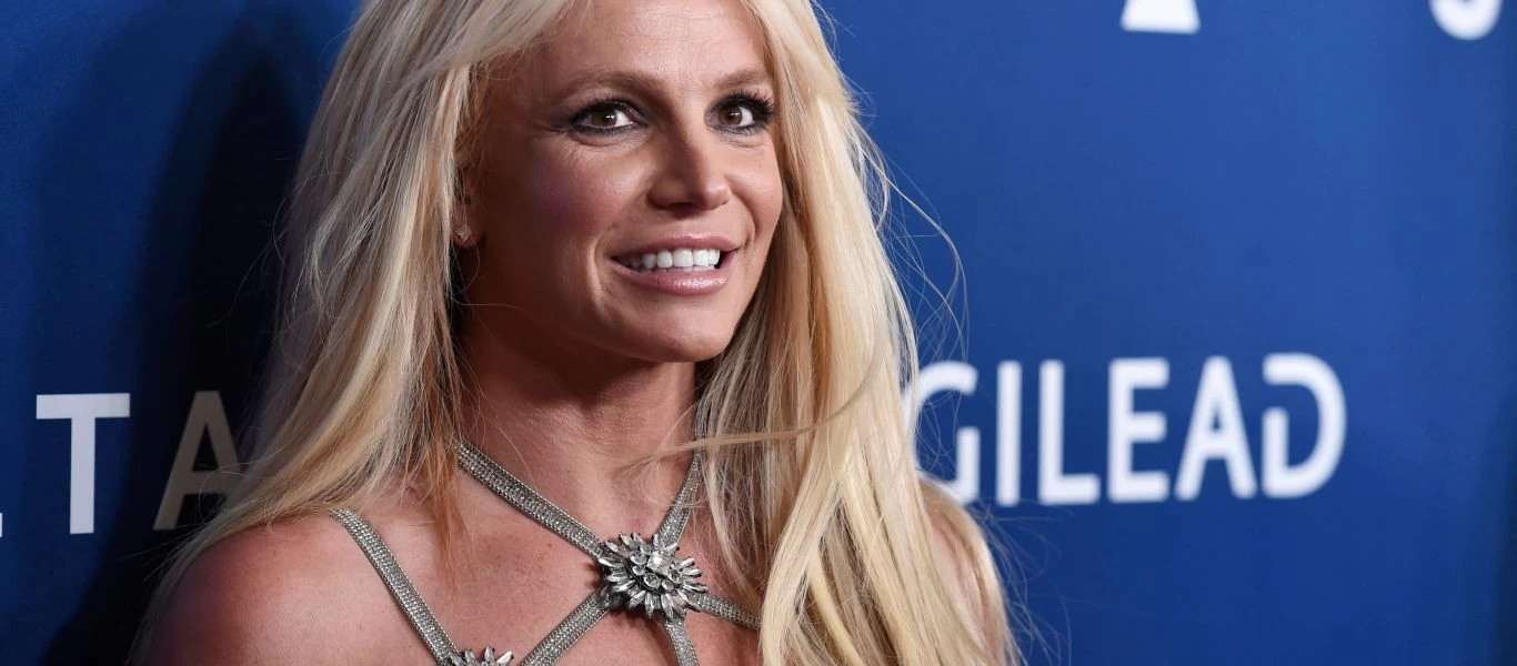 Britney Spears: Ποζάρει γυμνή στην θάλασσα και «μοιράζει υπογλώσσια» (φωτο)